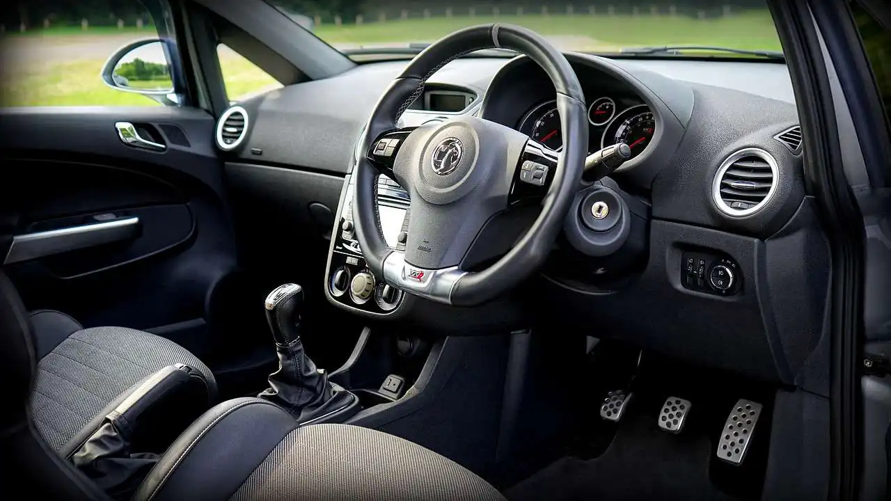 Which is safer: a manual or an automatic car?