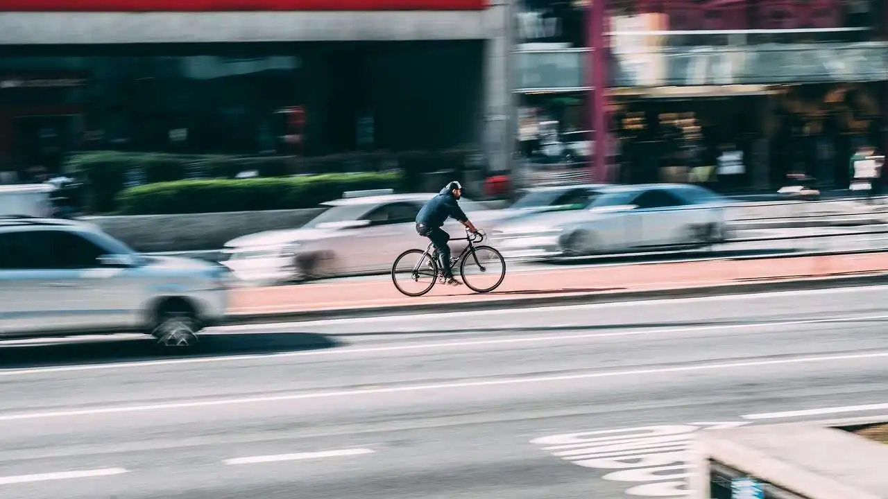 Understanding cyclists when driving